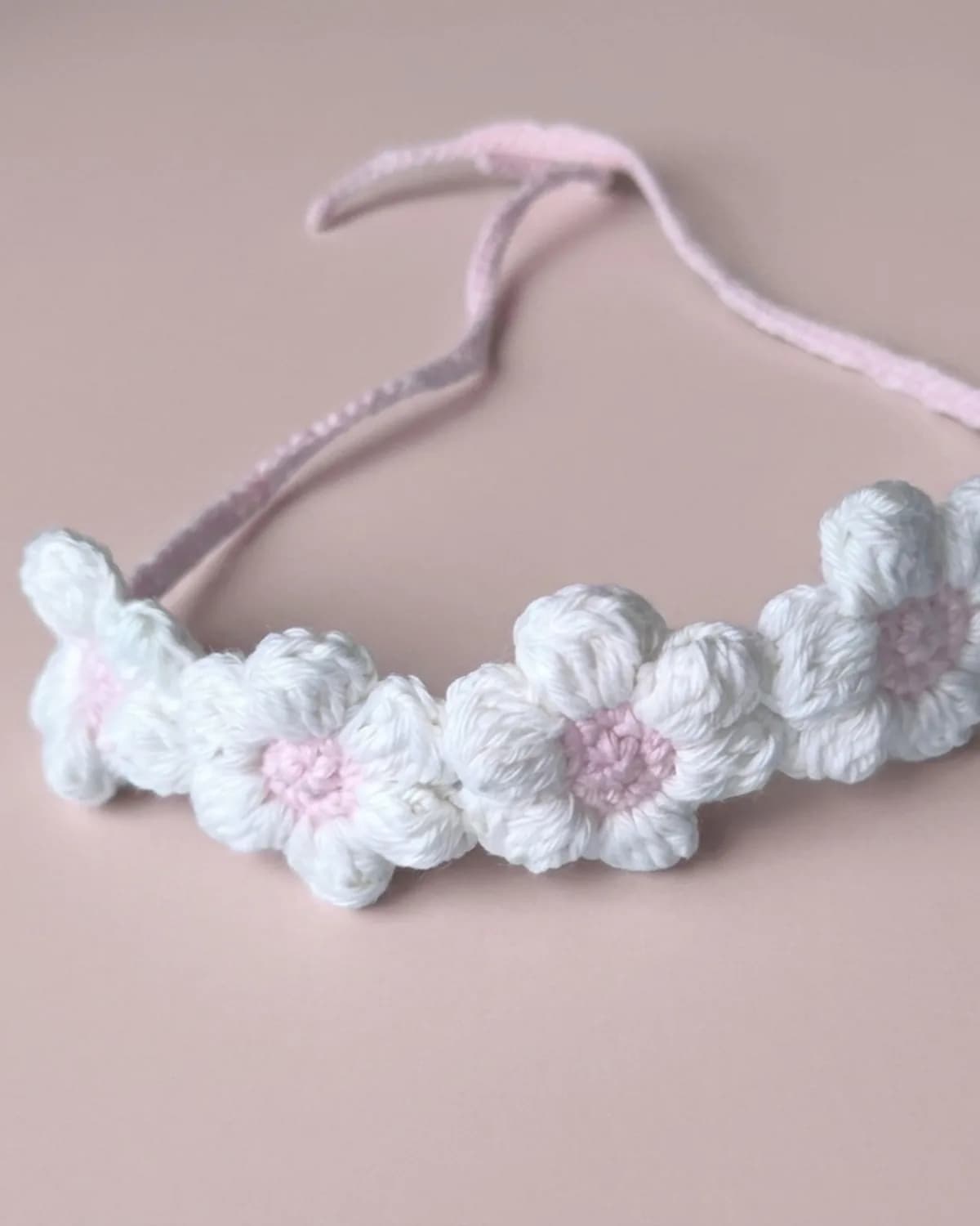 Diadema de flores de crochet