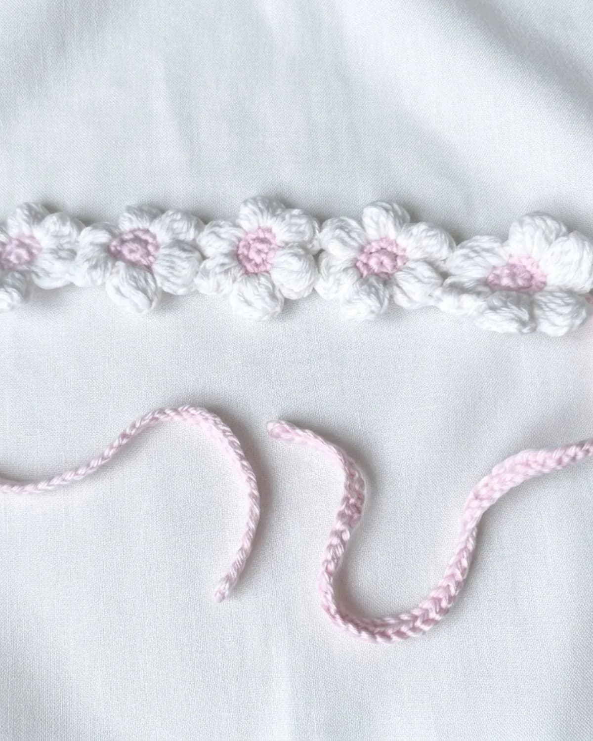 Diadema de flores de crochet — miniatura 3